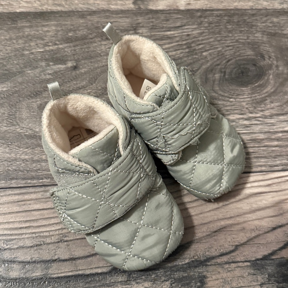 H&M baby walking shoes sleepers 2.5-3.5 size sage green